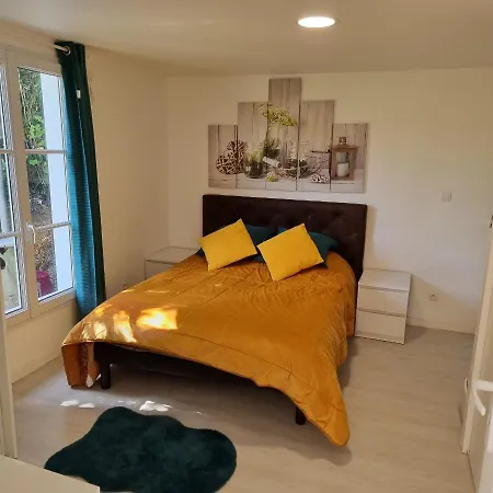 En Fond De Jardin Avec Piscine Et Jacuzzi דירה *