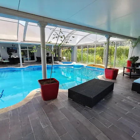 En Fond De Jardin Avec Piscine Et Jacuzzi *