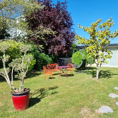 En Fond De Jardin Avec Piscine Et Jacuzzi