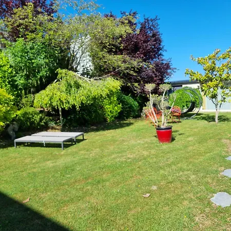 En Fond De Jardin Avec Piscine Et Jacuzzi דירה *