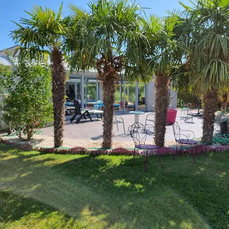 En Fond De Jardin Avec Piscine Et Jacuzzi * Cormontreuil