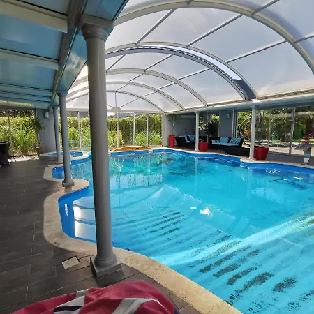 En Fond De Jardin Avec Piscine Et Jacuzzi * Cormontreuil